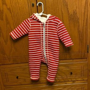 Hanna Andersson 2 in 1 reversible red and white Sherpa bunting, size 60/3-6 mo